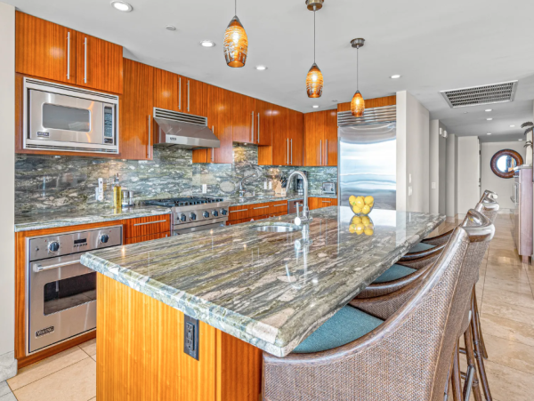 Gorgeous 6-Bedroom Retreat in Maui with Amazing Views